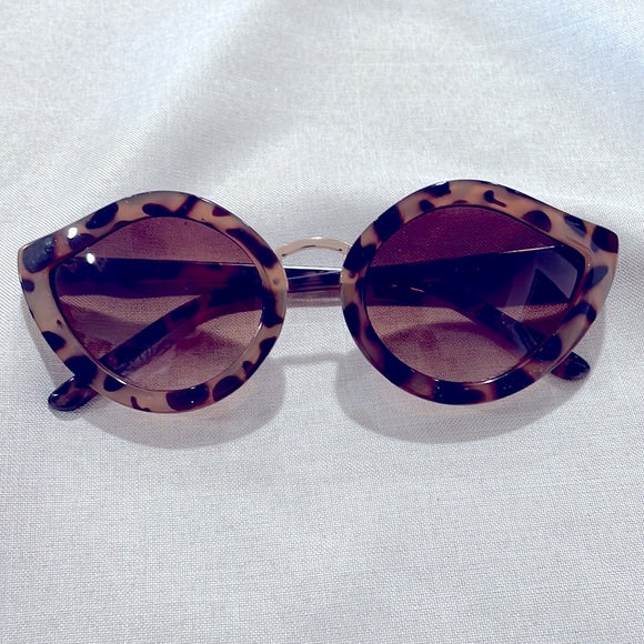 Mark by Avon Unusual Animal Print Cat Eye Women's Sunglasses and Pouch - Picture 2 of 7